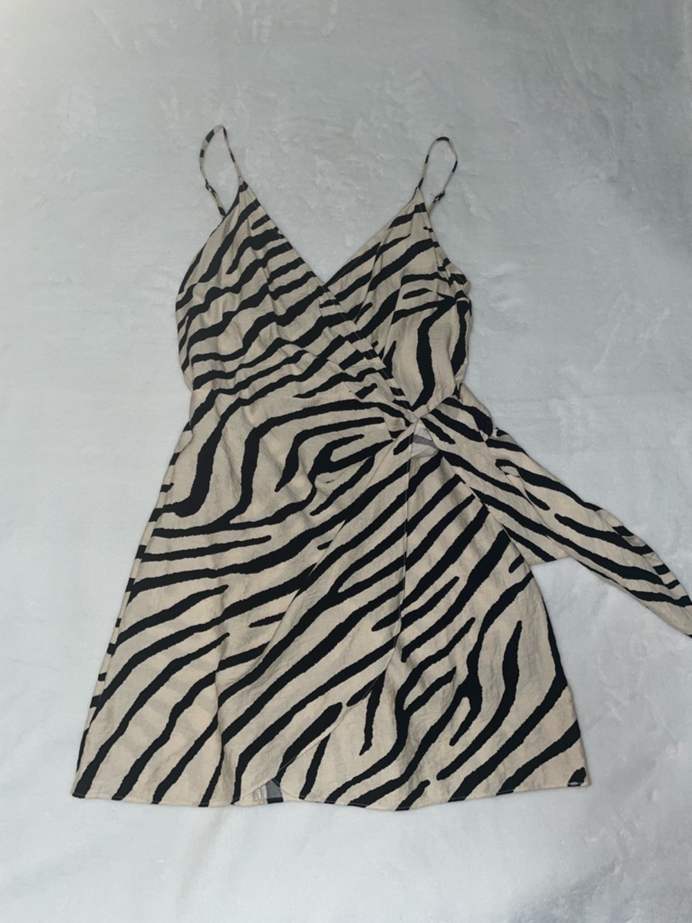 NWOT H&M Cream and Black Zebra-Print Wrap Mini Dress Animal Summer Flattering